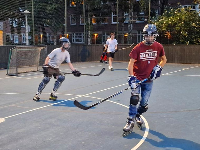 https://survivorsamsterdam.nl/wp-content/uploads/2023/11/Skateles-streethockey-amsterdam.jpg